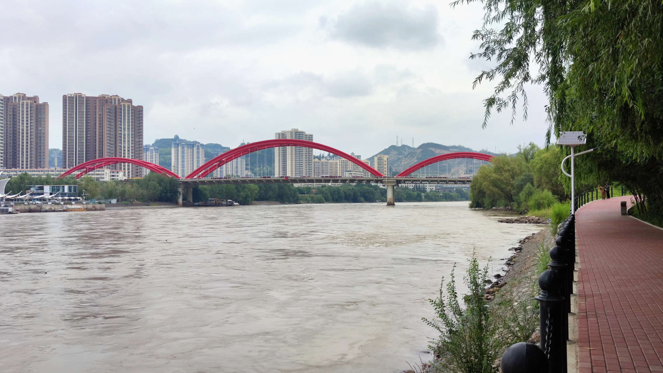 雁滩黄河大桥位于兰州市区东部,是兰州市北出口与312国道衔接的枢纽