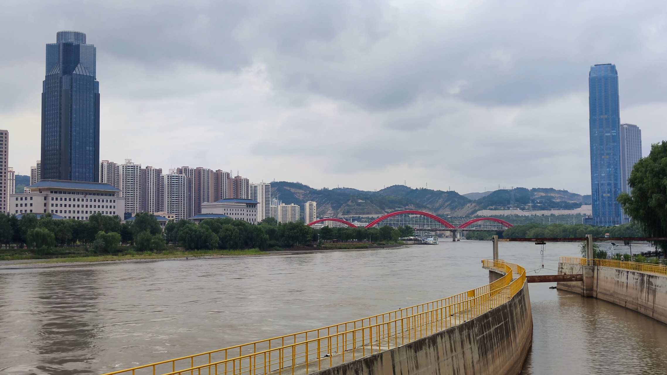 雁滩黄河大桥位于兰州市区东部,是兰州市北出口与312国道衔接的枢纽