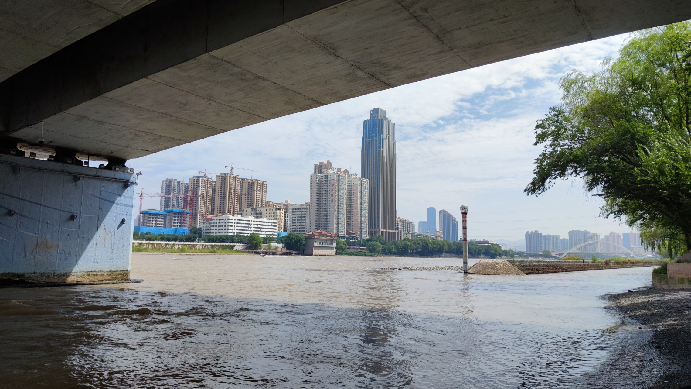 蘭州城關黃河大橋位於蘭州市區中心,南接南濱河路,北連黃河大橋北路