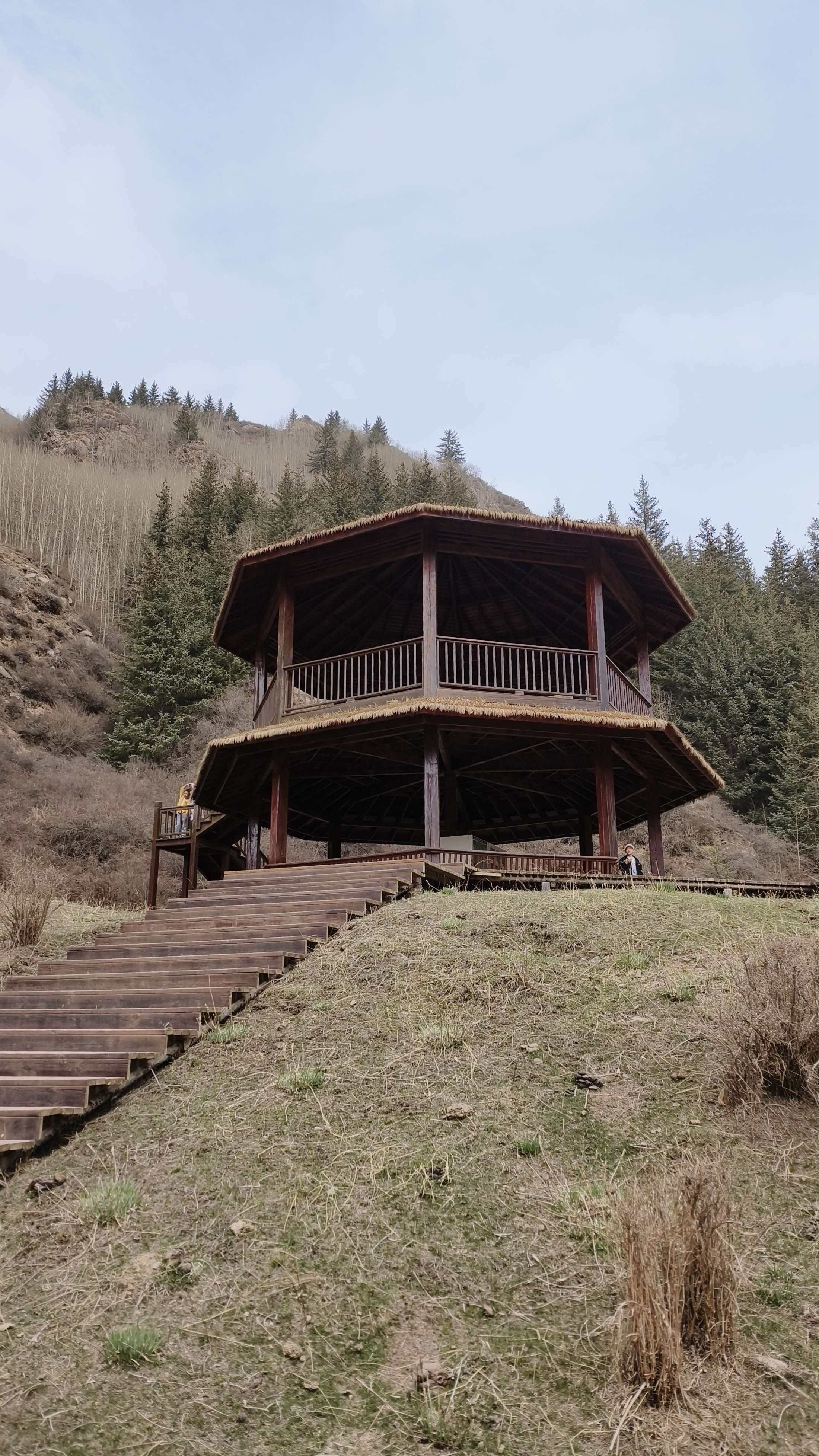 焉支山又叫胭脂山,因山中生长一种花草,其汁液酷似胭脂,山中妇女用来