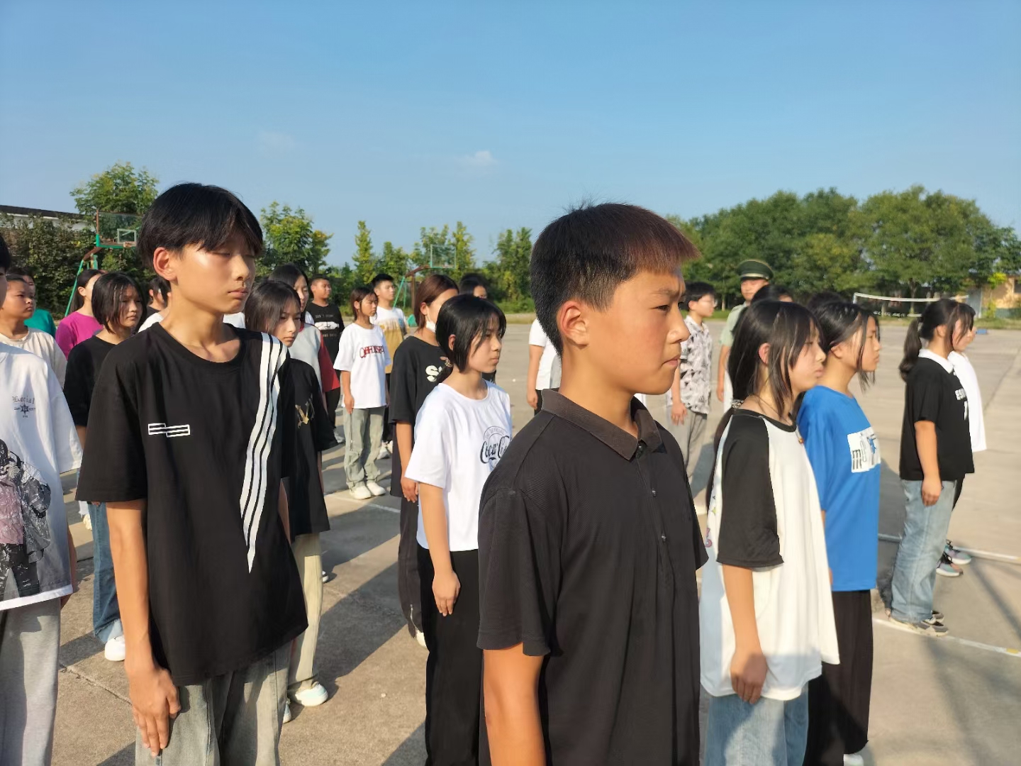 "稍息,立正""一二一,齐步走"