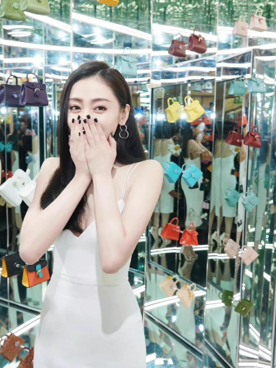 明星生图大赏# 张天爱白色抹胸吊带裙出席活动,白色v领抹胸裙,纯欲风