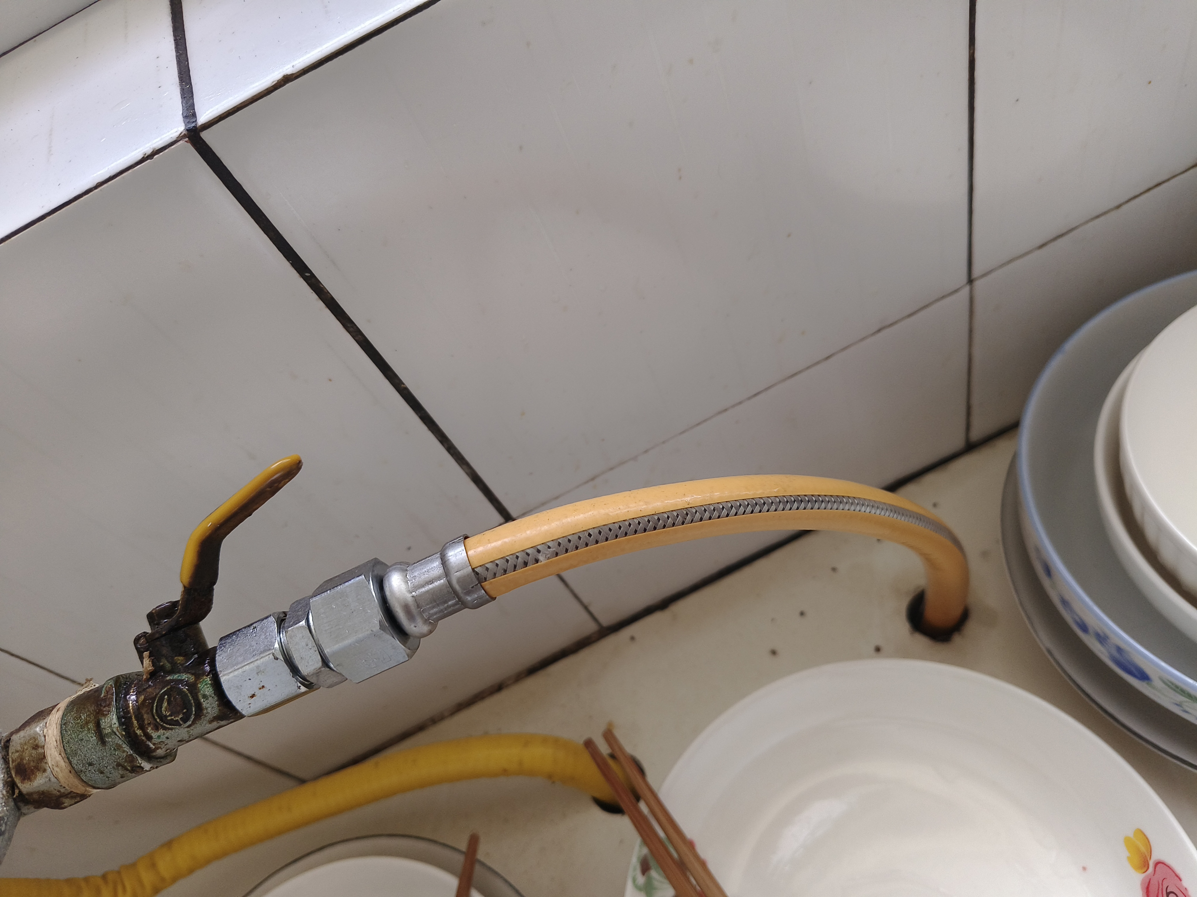 安装人员上门,说他是燃气公司的,公司现在统一安装金属软管,说我这个