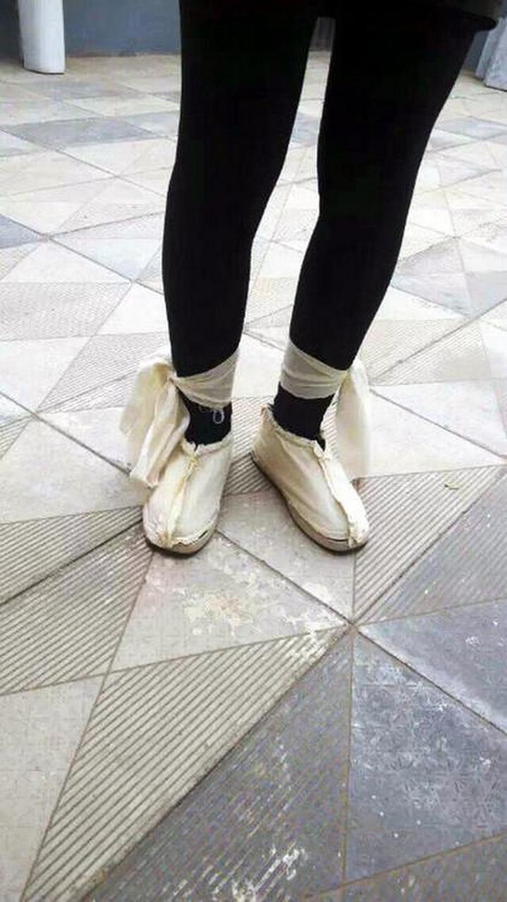 真正的孝绑腿和白布鞋.高堂过世了,儿女们穿孝,礼所当然.