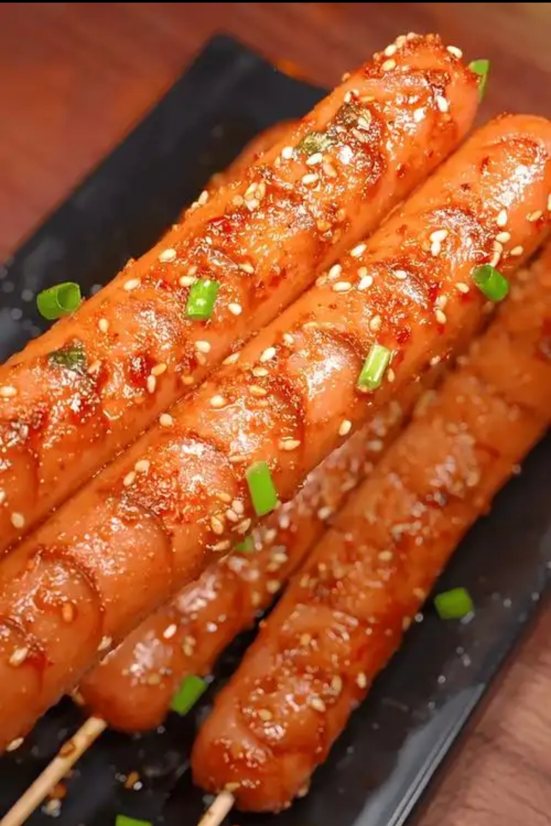 有人开了一个小店,卖烤肠