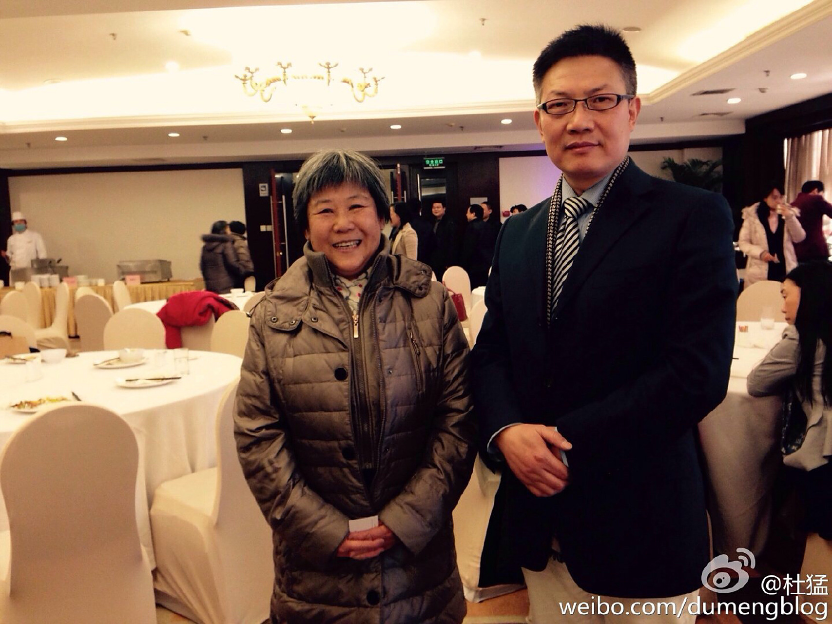 杜猛与民革资深老党员黄慧南女士合影留念.