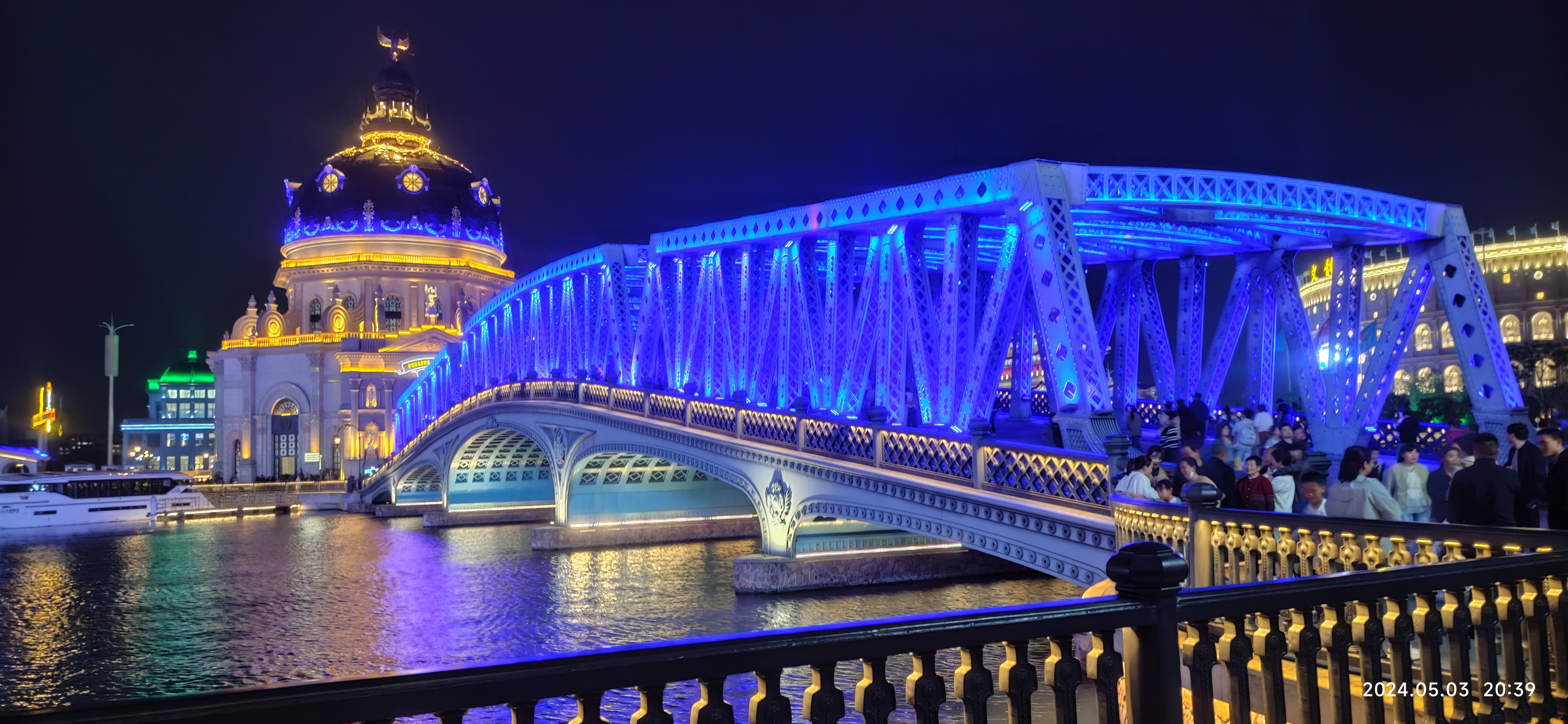 偷得半日闲,流连见夜游飞马水城大连东方威尼斯城桥的夜景图片