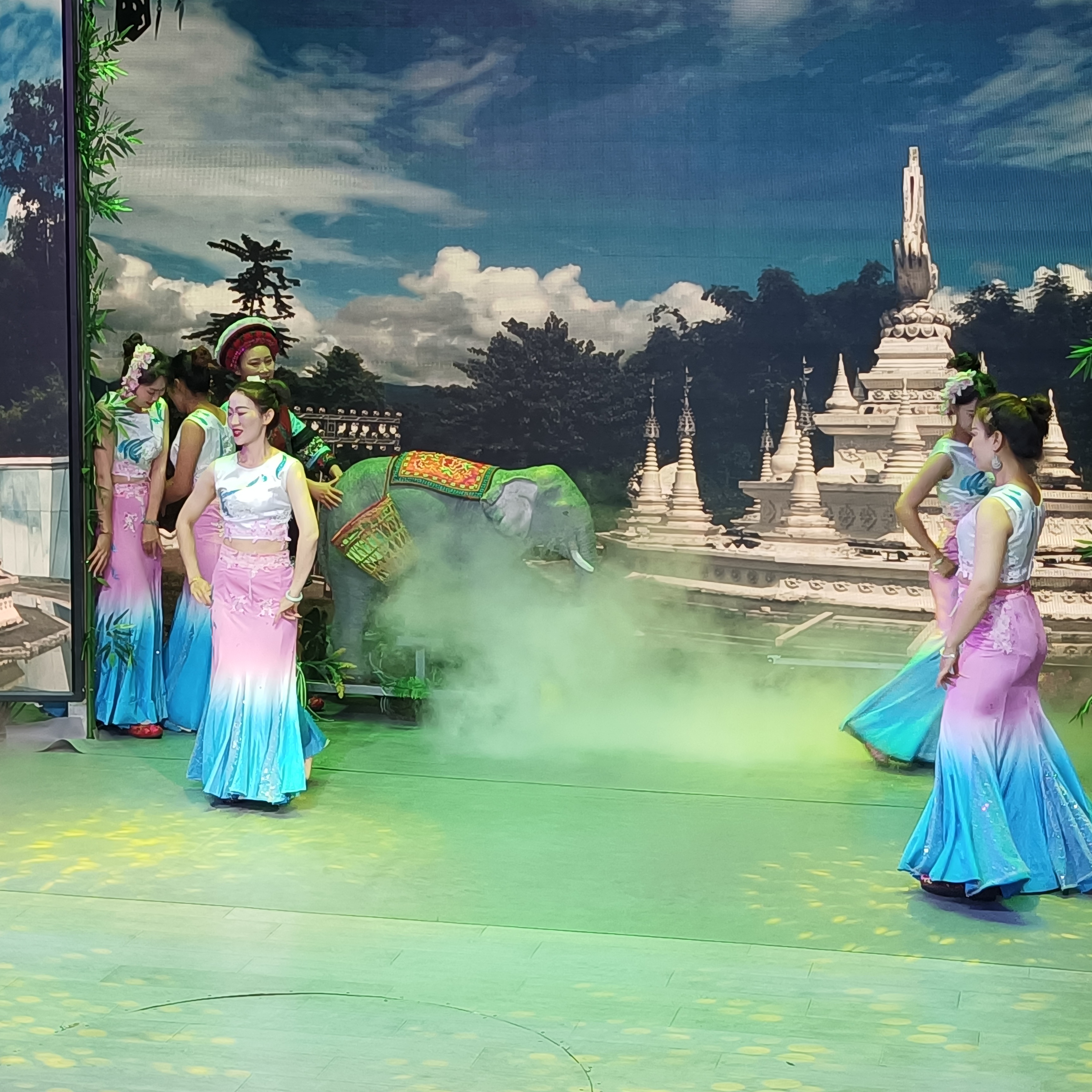 淡紫色的女性舞蹈者在舞台上翩翩起舞,融入自然美景,散发着美与和谐