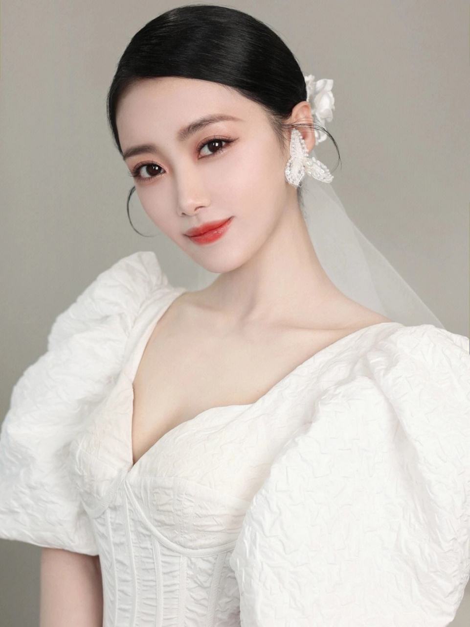 丽质佳人,韵味悠长,美女优雅自信,散发出迷人的气场,令人难以忘怀