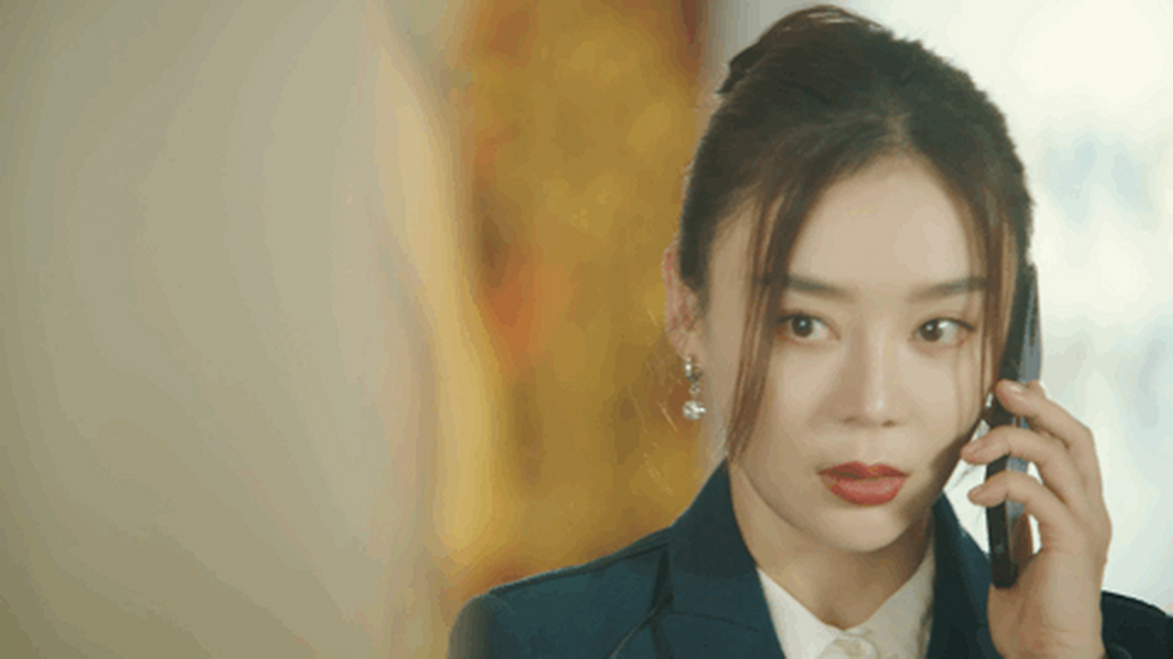 娱乐最前沿# 袁姗姗在新剧《妻子的新世界》中终于霸气的开始扇耳光