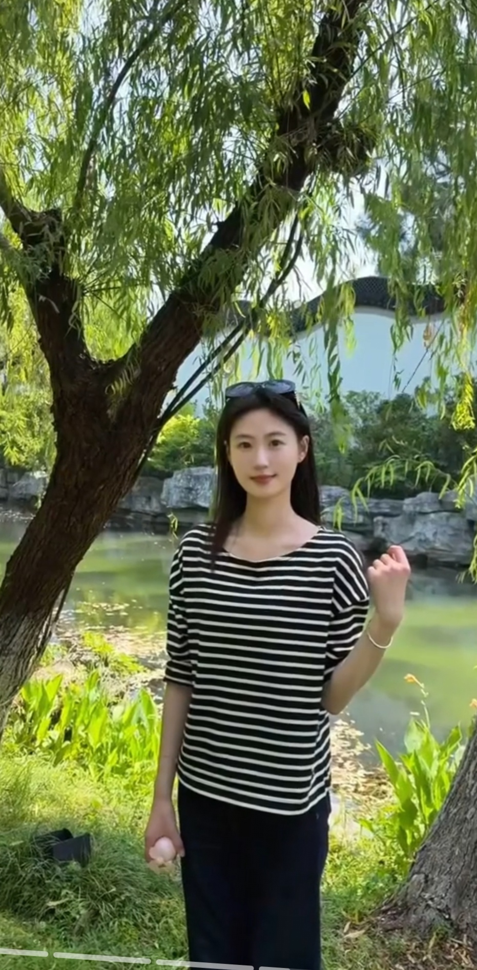 凤阁翘檐挂斜月, 夕照横塘映小榭. 暑伏荷花花正艳, 婷婷袅袅待出阁