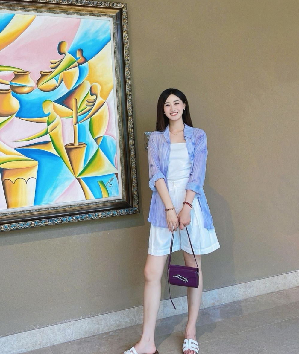 凤阁翘檐挂斜月, 夕照横塘映小榭. 暑伏荷花花正艳, 婷婷袅袅待出阁