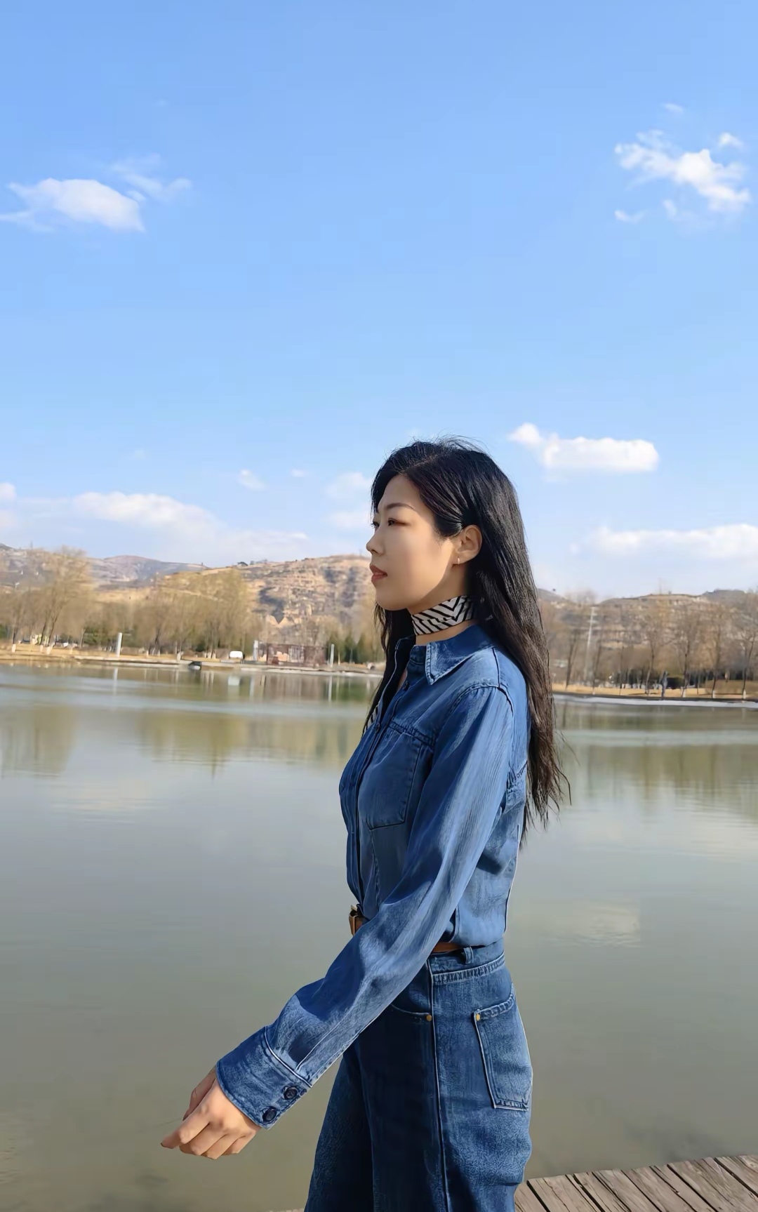坐在湖边长椅上,享受苏慕遮～～～春约