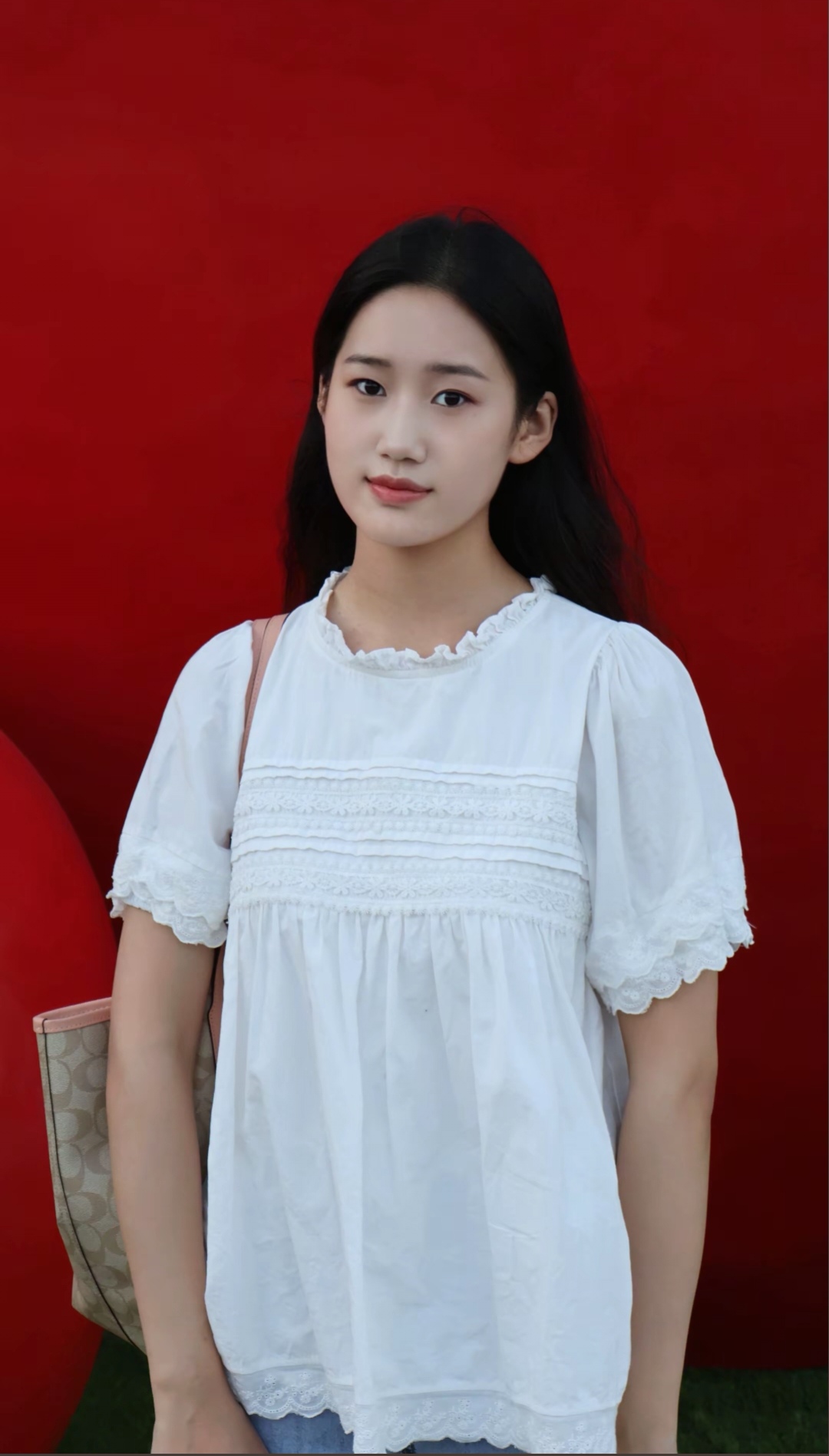 凤阁翘檐挂斜月, 夕照横塘映小榭. 暑伏荷花花正艳, 婷婷袅袅待出阁