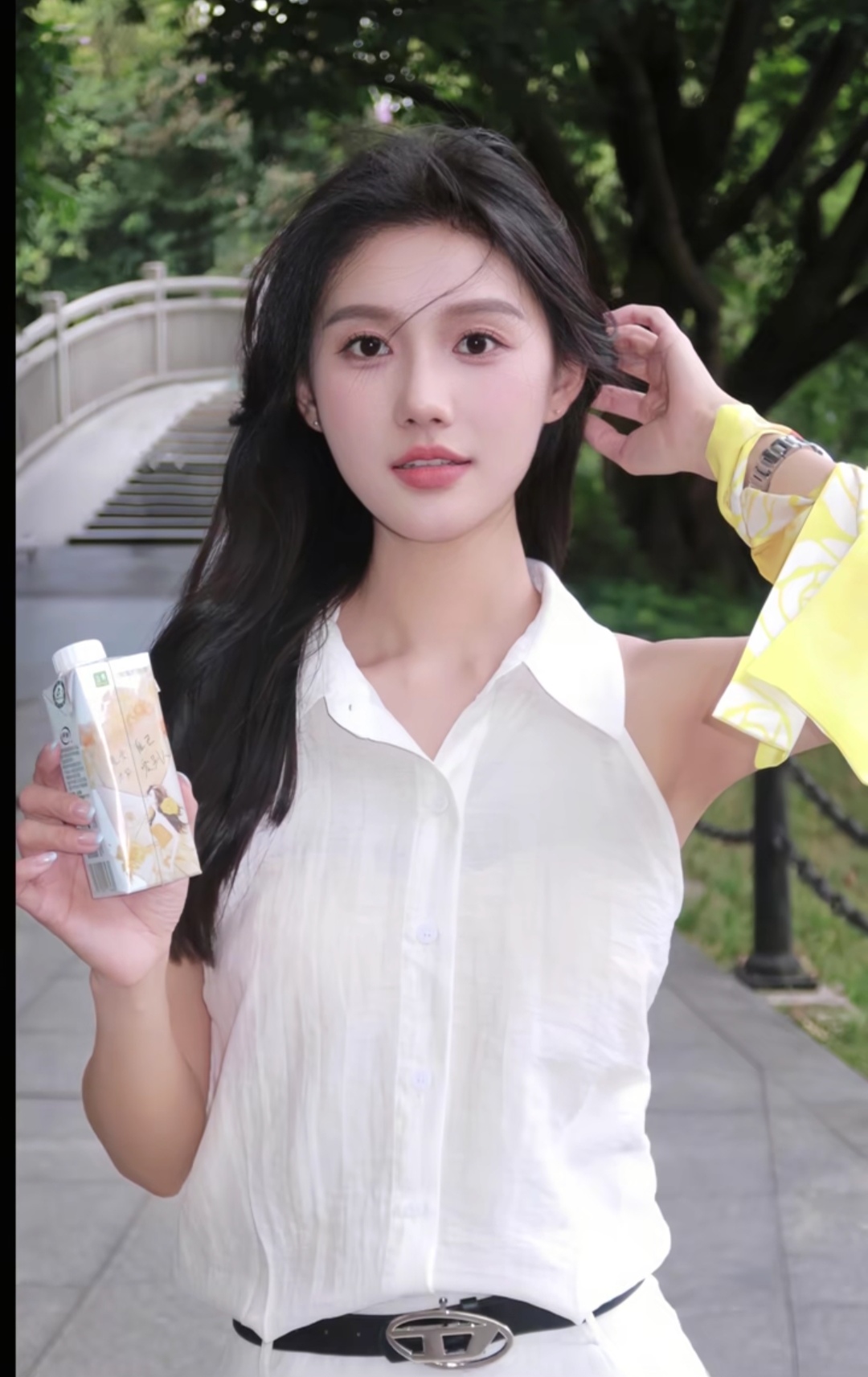 南湖碧水绿映红, 短亭长廊满春风. 柳岸烟雨涟漪涟, 婷婷荷韵立水中