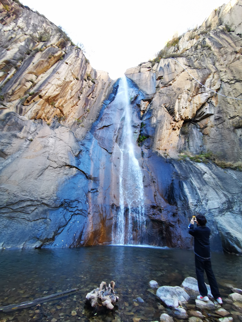 秦皇岛的花厂峪瀑布,从山崖上飞流直下,真的让我感到无比的惊异和欣喜