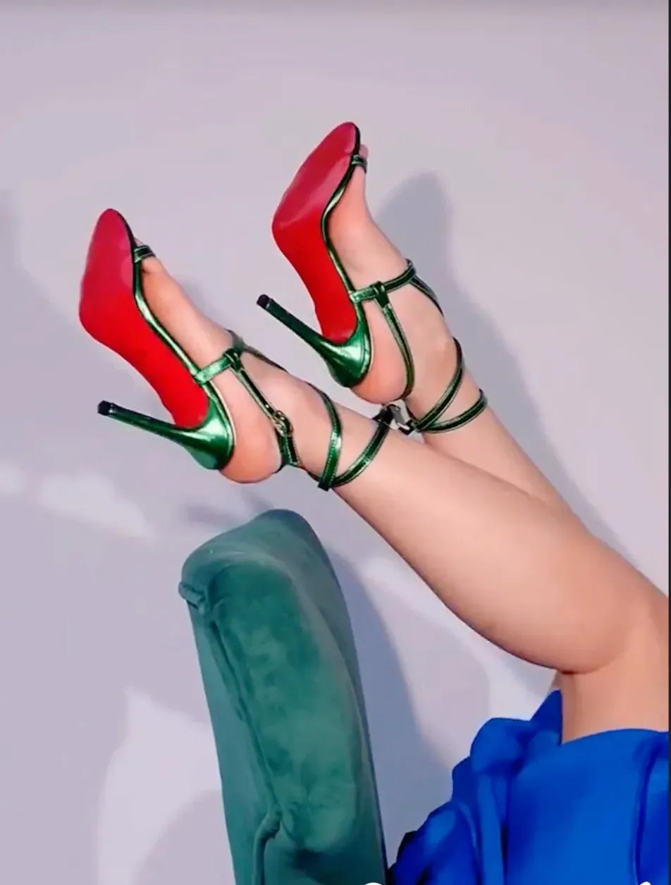 鞋带巧妙交叉在脚踝处,尽显时尚个性!