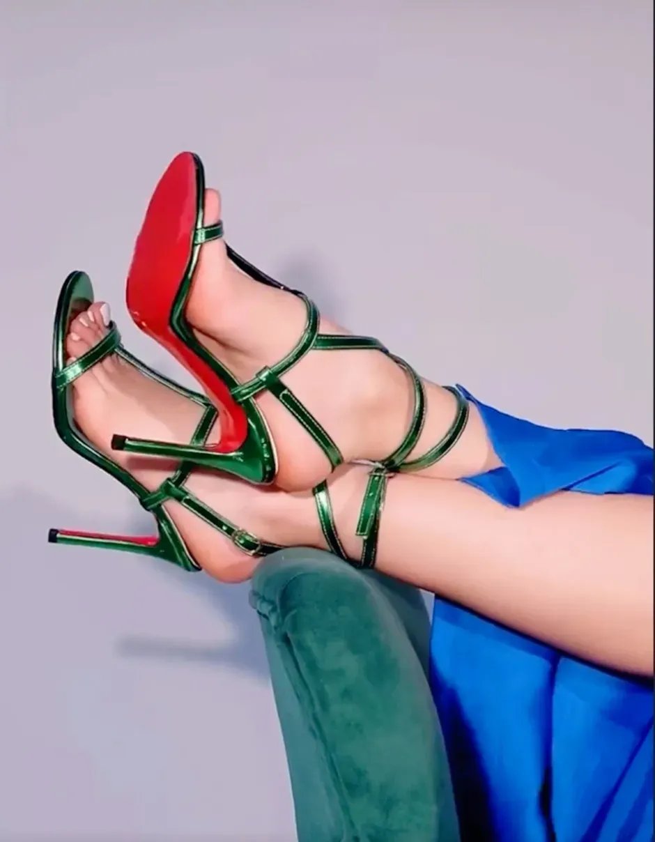 鞋带巧妙交叉在脚踝处,尽显时尚个性!