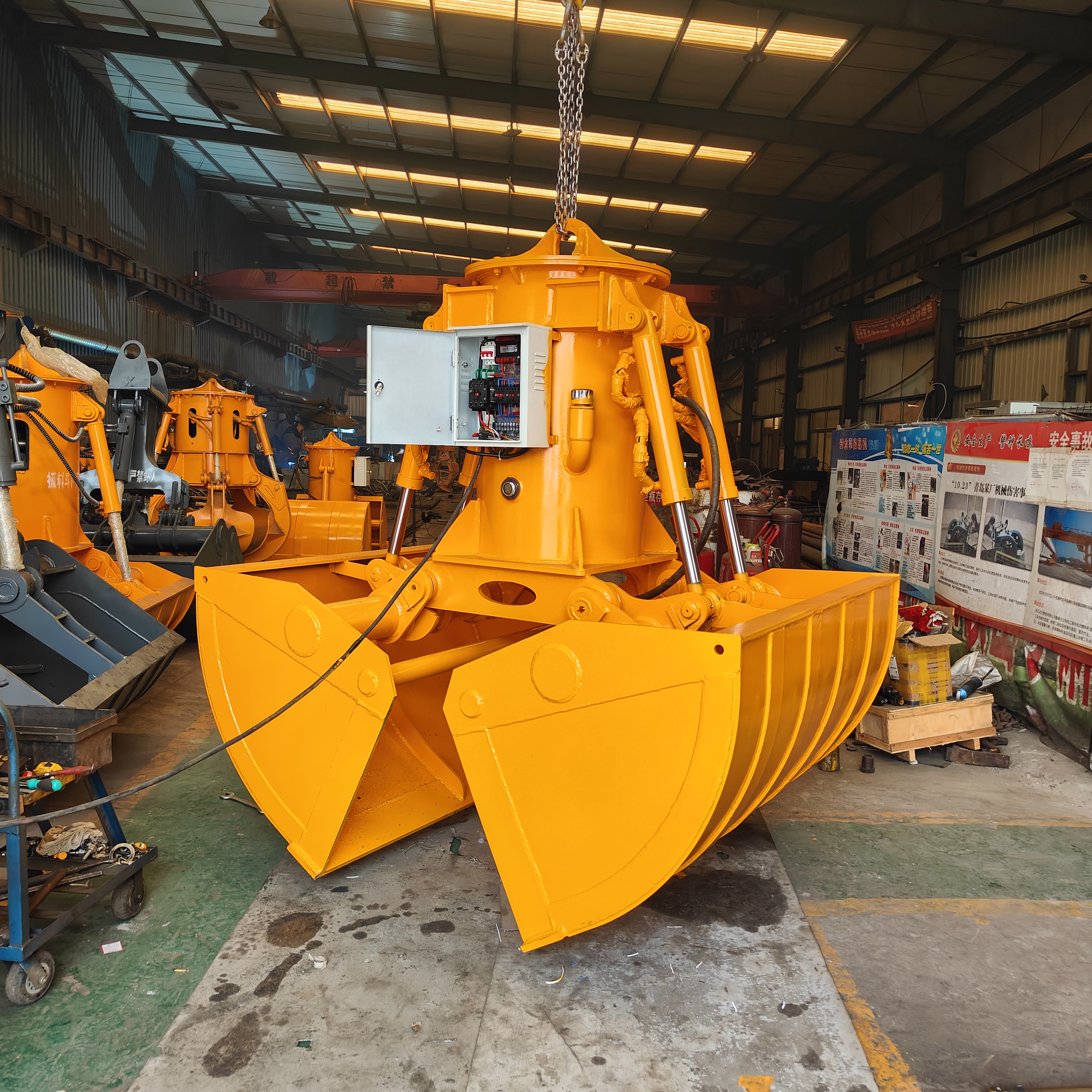 我的打工日常,晒晒今天的挖掘机属具,起重机抓斗#热点引擎计划# 🏗