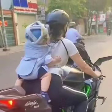 一位酷爱机车的妈妈,为了从小培养儿子对机车的热情,将还穿着纸尿片的