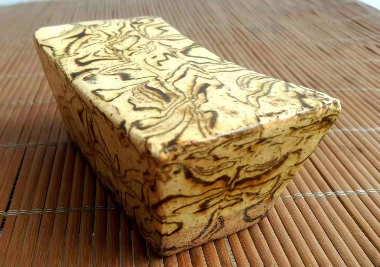 此脉枕年代久远,是唐代河南巩县窑出品.