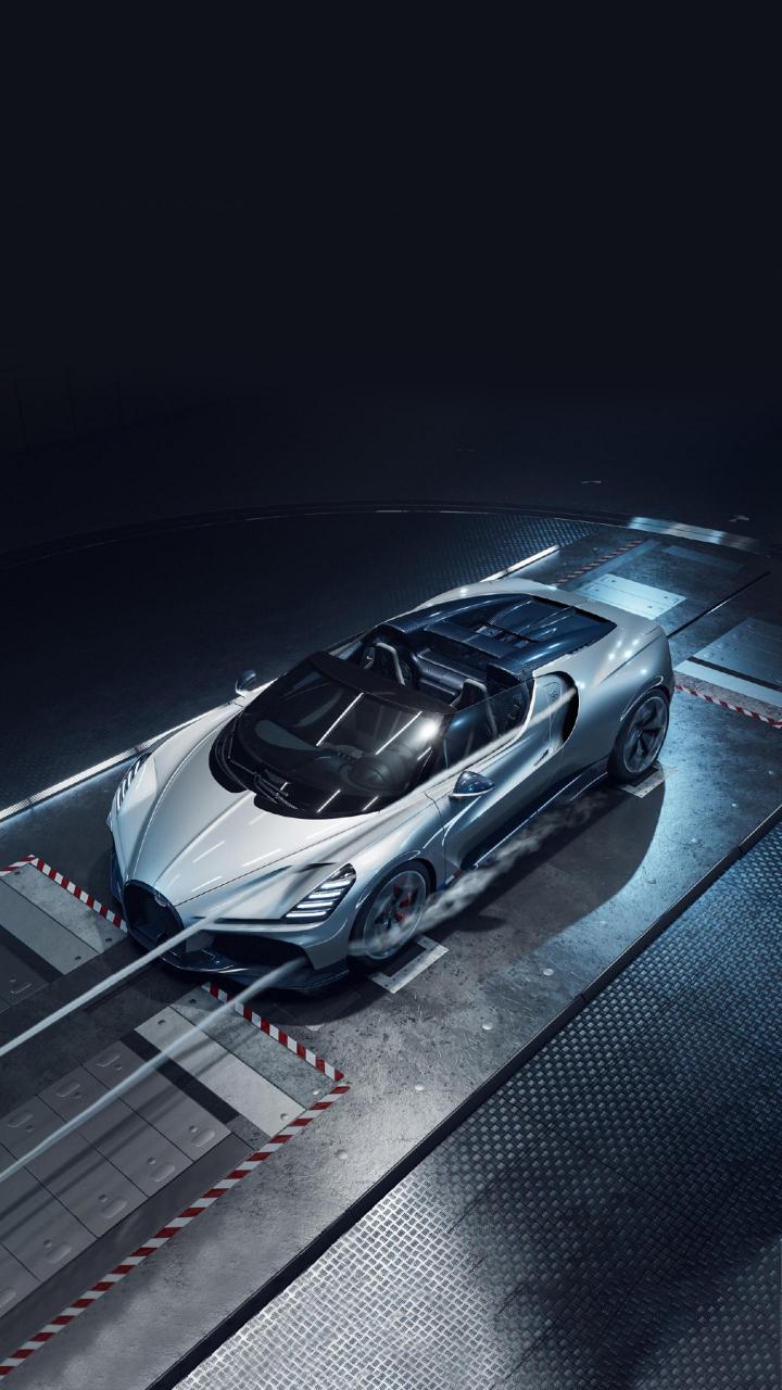 这辆现代流线型的跑车,宛如银色闪电,静静停在金属格栅路上,瞬间成为