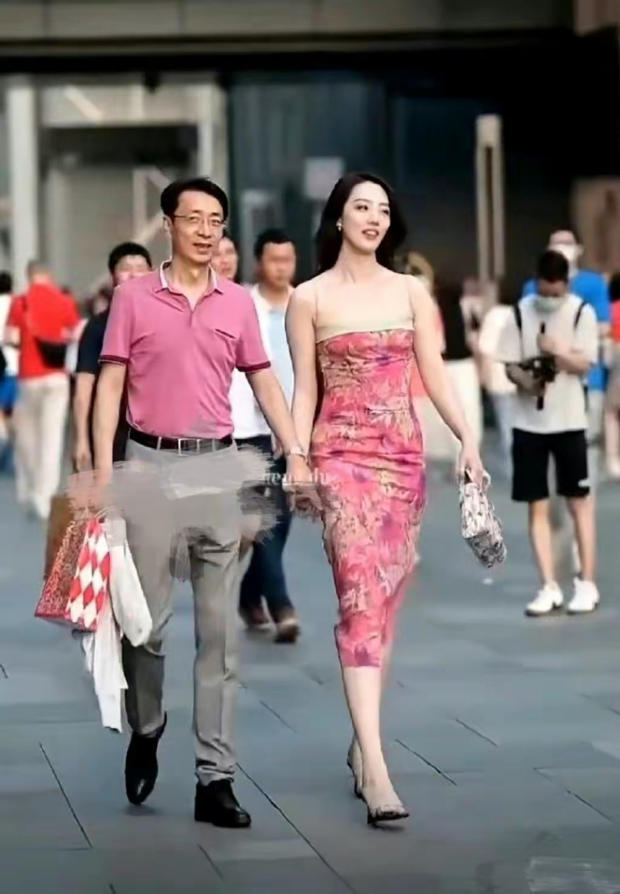 中石油领导在成都太古里和小三手牵手被拍了,视频中女方确实很漂亮,貌