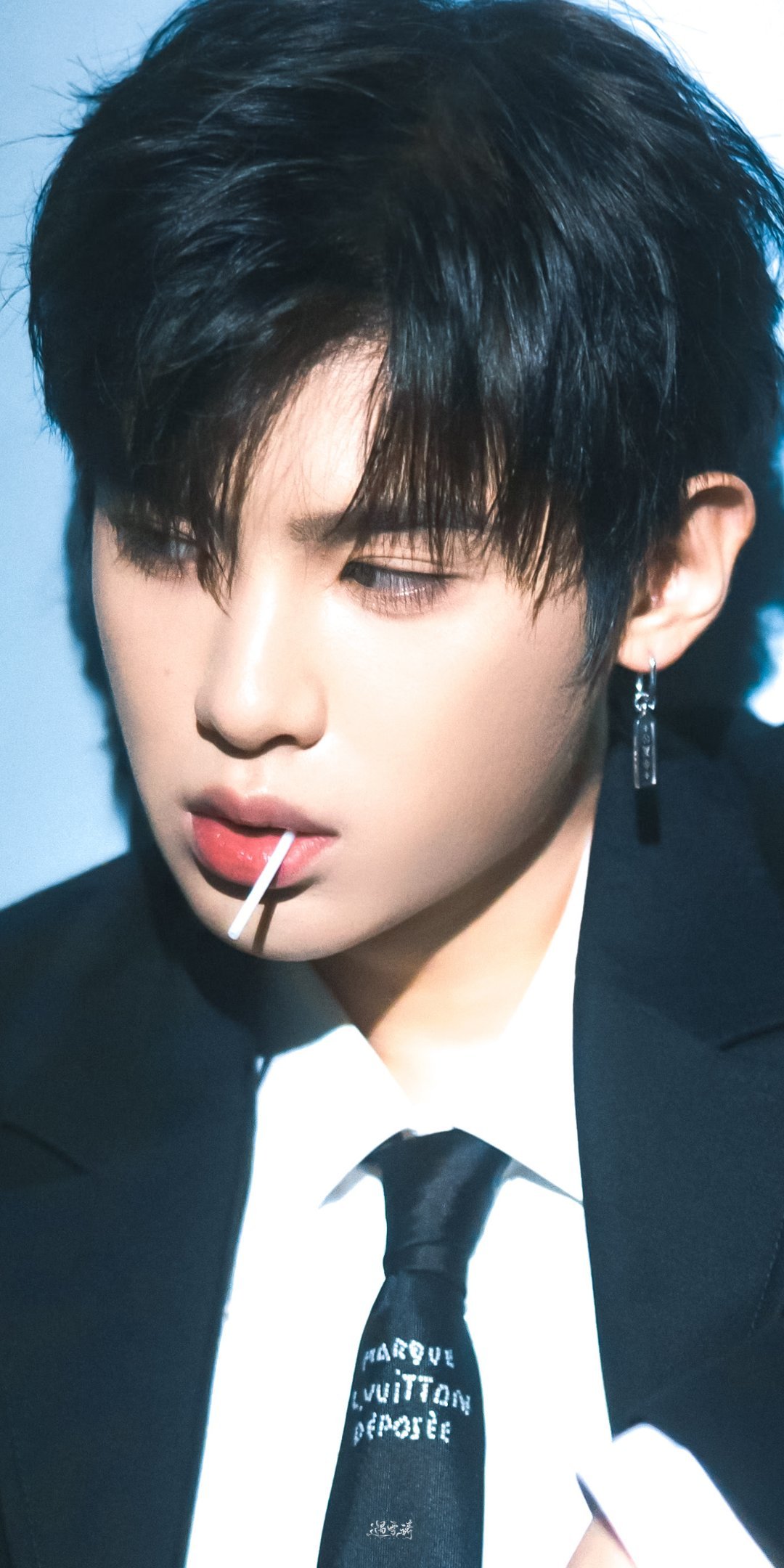 justin黄明昊 "回首亘年漫月里大海献给黄昏的温柔,遇见你是世界献给