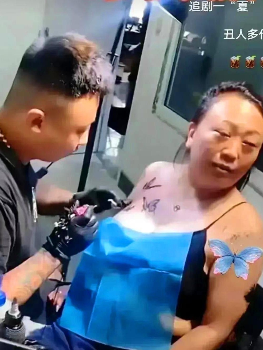 追求时尚是不分年龄的,这位小姐姐就很勇敢,敢于去纹身,换做是我,我早