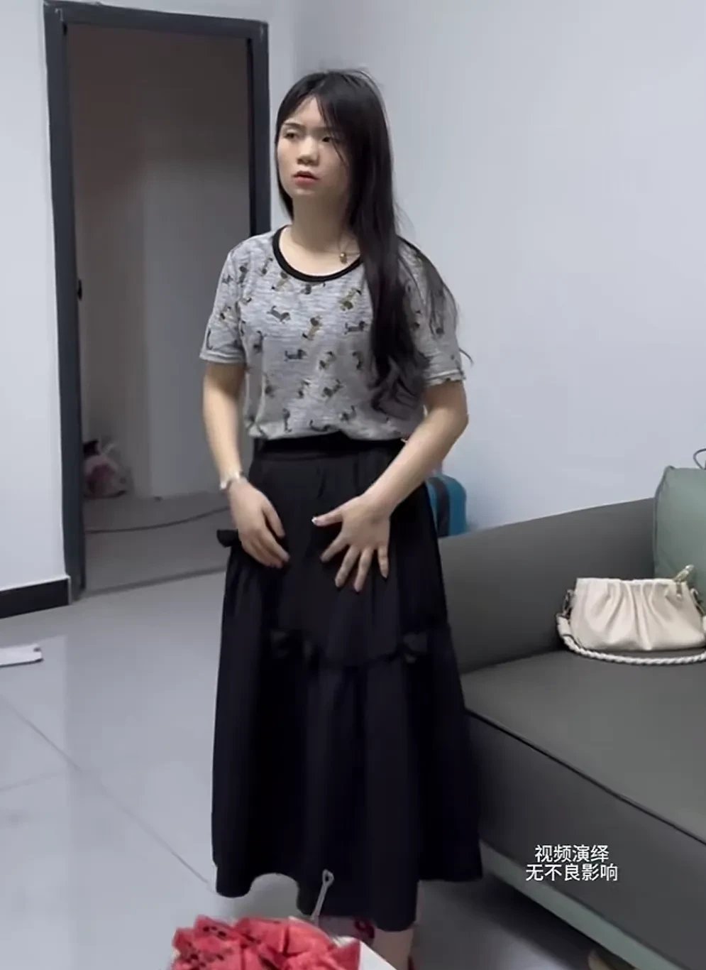 是老婆先做错了,老公不再把工资交给她保管,她只能自己扛着,家里
