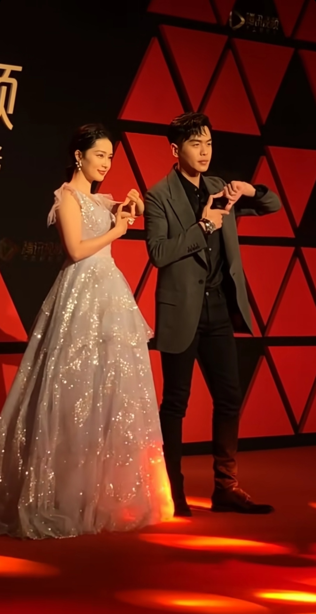 李沁张若昀同框亮相,俩人搭配真的好般配