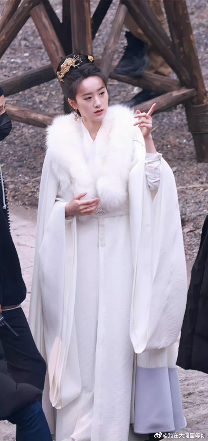 袁冰妍,天选古人,白衣胜雪,如若兰般高雅;粉衣如桃,娇俏动人.