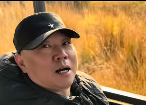 昨天刷到一个视频,曹云金在父亲节时给郭德纲发了祝福短信,没想到他接