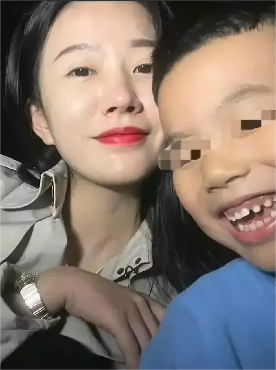 湖北武汉,一小学生在学校被汽车碾压身亡,他的母亲匆匆赶来,看到孩子