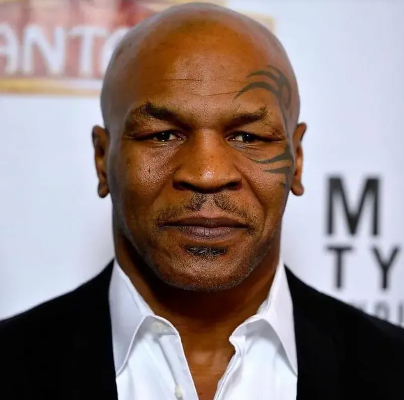 2008年,"拳王泰森"和"中国保镖之王李旭"在酒吧相遇.