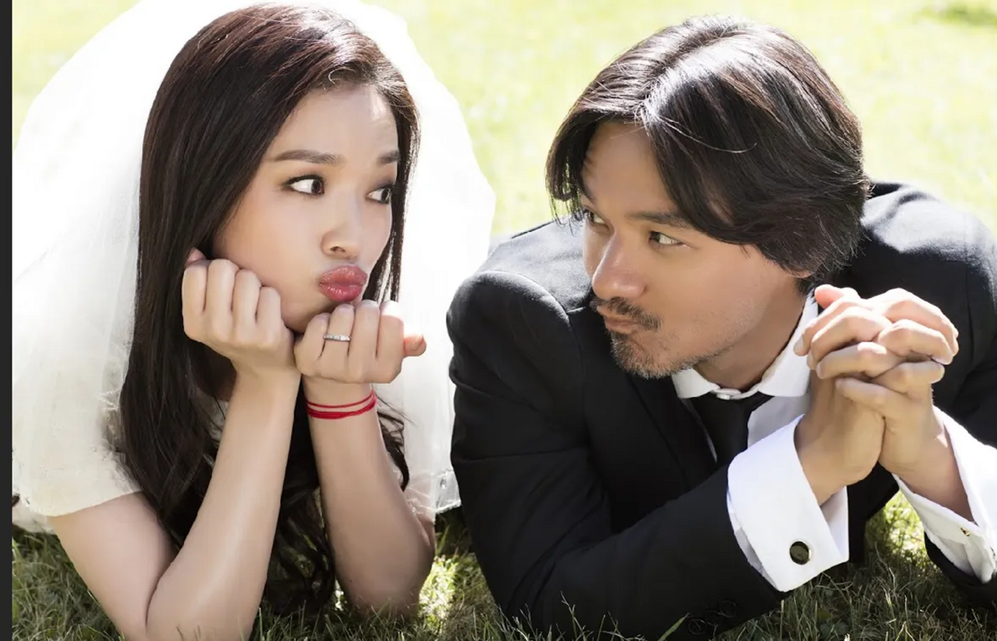 那天晚上,舒淇在台上唱跳,张震靠在暗处的柱子上看了她好久,助手对