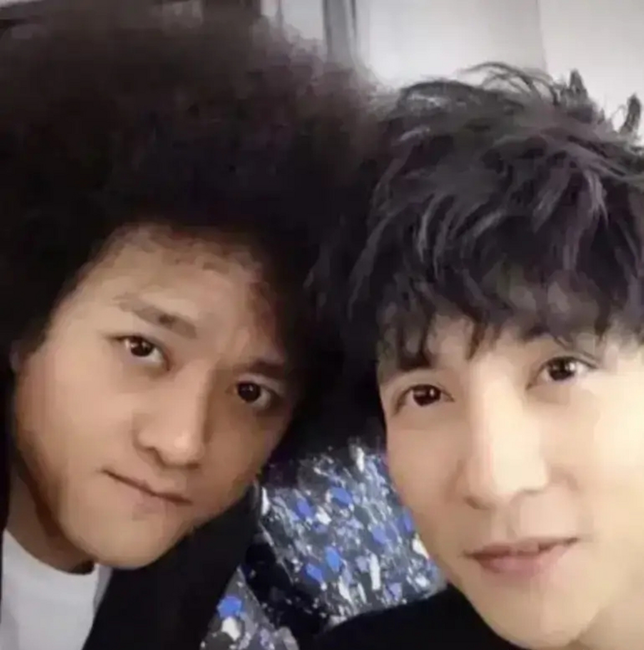 7月28日薛之谦来到赵英俊坟墓前献花 !