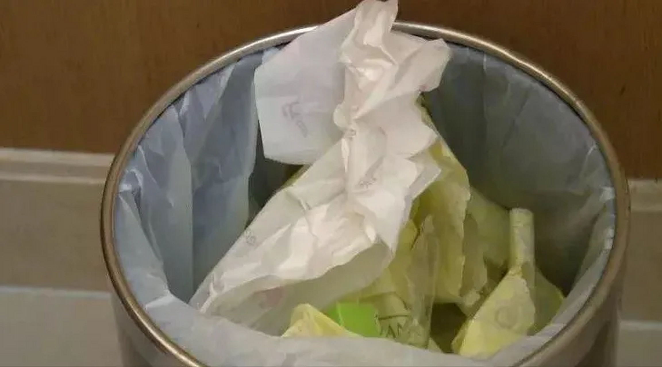 年轻女子入住星级酒店,将带血卫生巾当作"茶包"丢进烧水壶中,被打扫