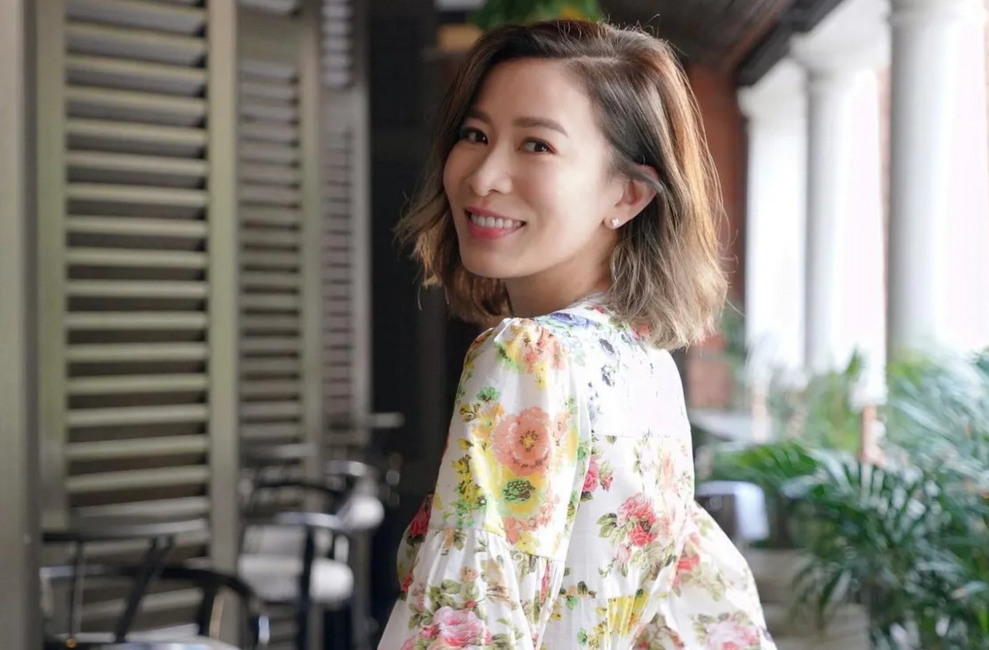 香港著名演员佘诗曼的生活照,她今年已经47岁依然是单身