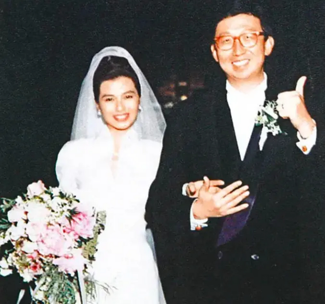 2007年,钟楚红丈夫葬礼,她在周润发的怀里大声痛哭,十分悲伤,周润发没