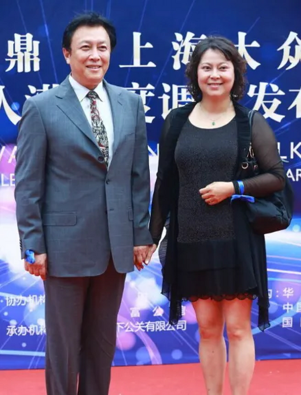 1990年除夕夜,唐国强的妻子洗完澡化完妆,穿上一身新衣,用一根绳子