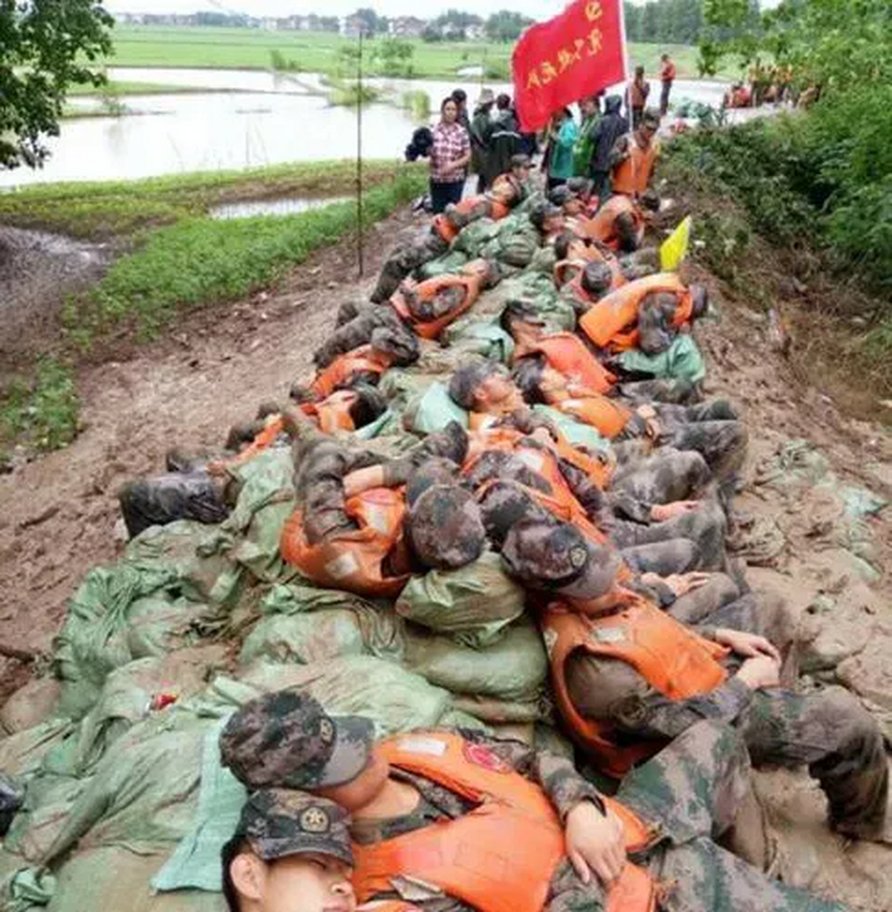 在抗洪抢险一线奋战12个小时还能穿戴的如此干净整洁是否让人质疑?