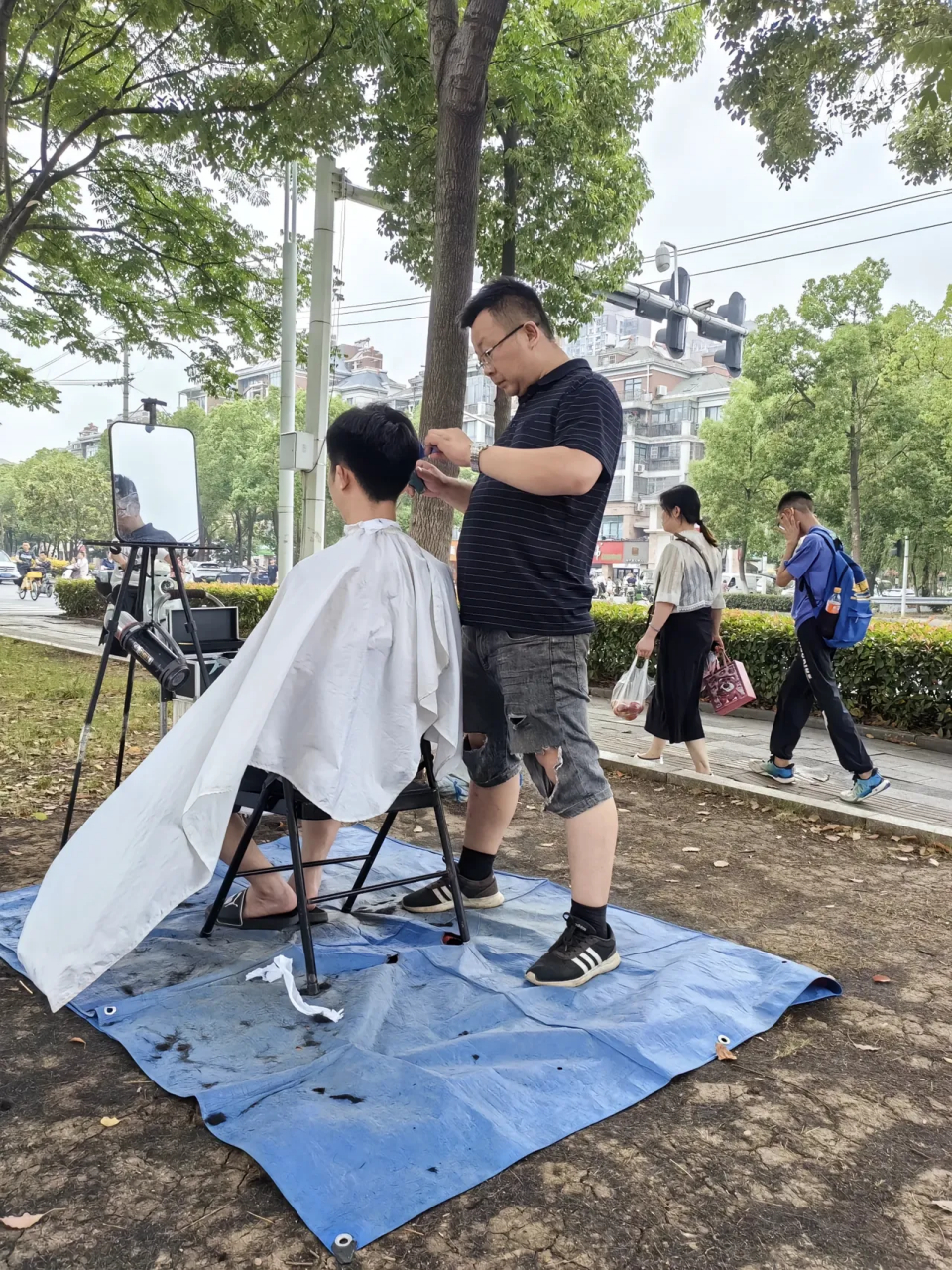 这个男人好厉害,毫不夸张地说附近理发店的生意,大多被他抢走了,但是