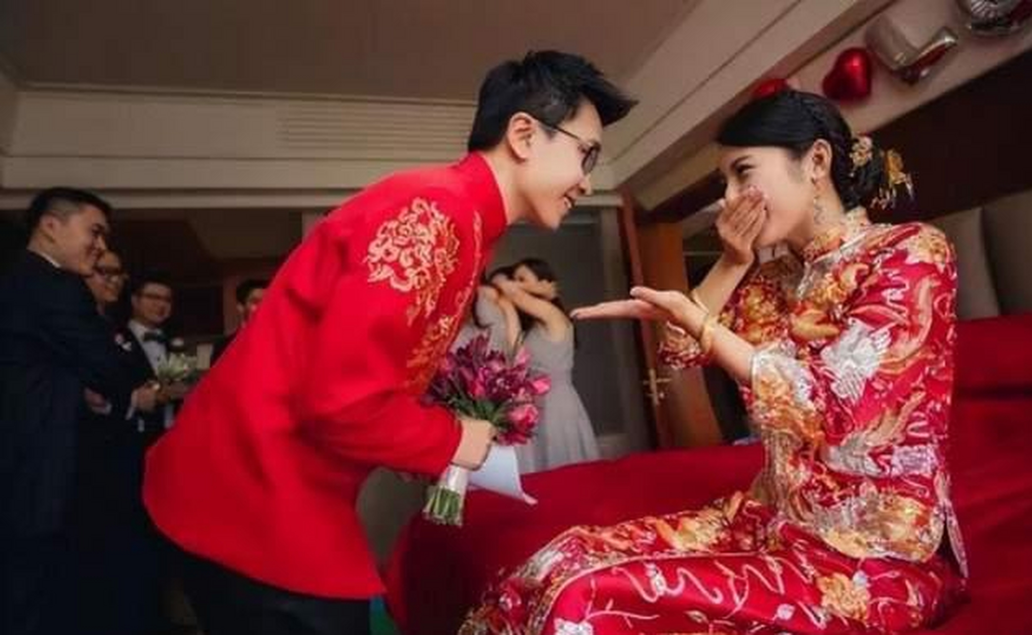 "同事向小王借了8000元钱,到了还钱的时候,却只还了7992元,小王对此