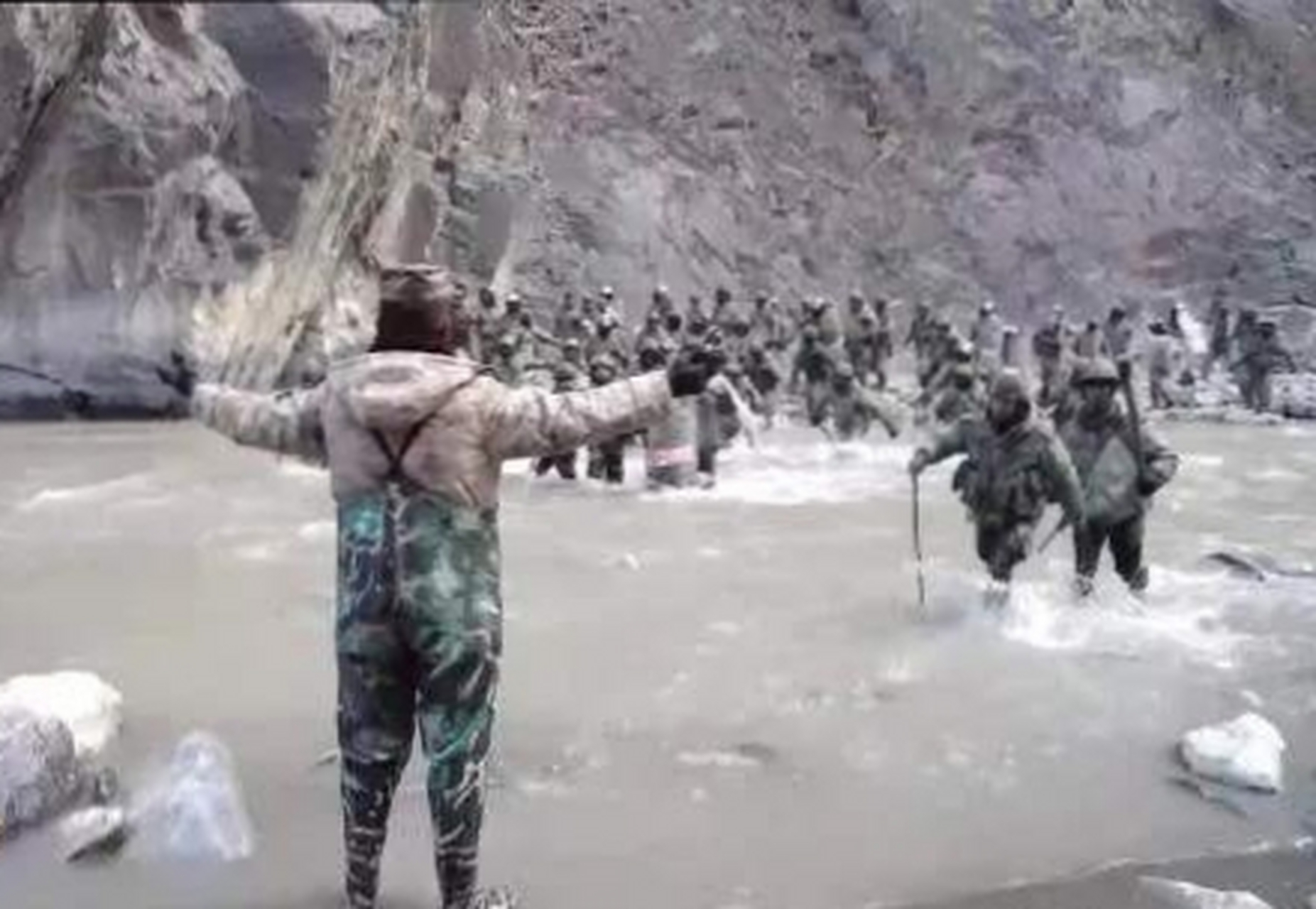 "2020年中印边境,我军战士陈祥榕,面对几名印度军人的嬉笑挑衅,虽心生