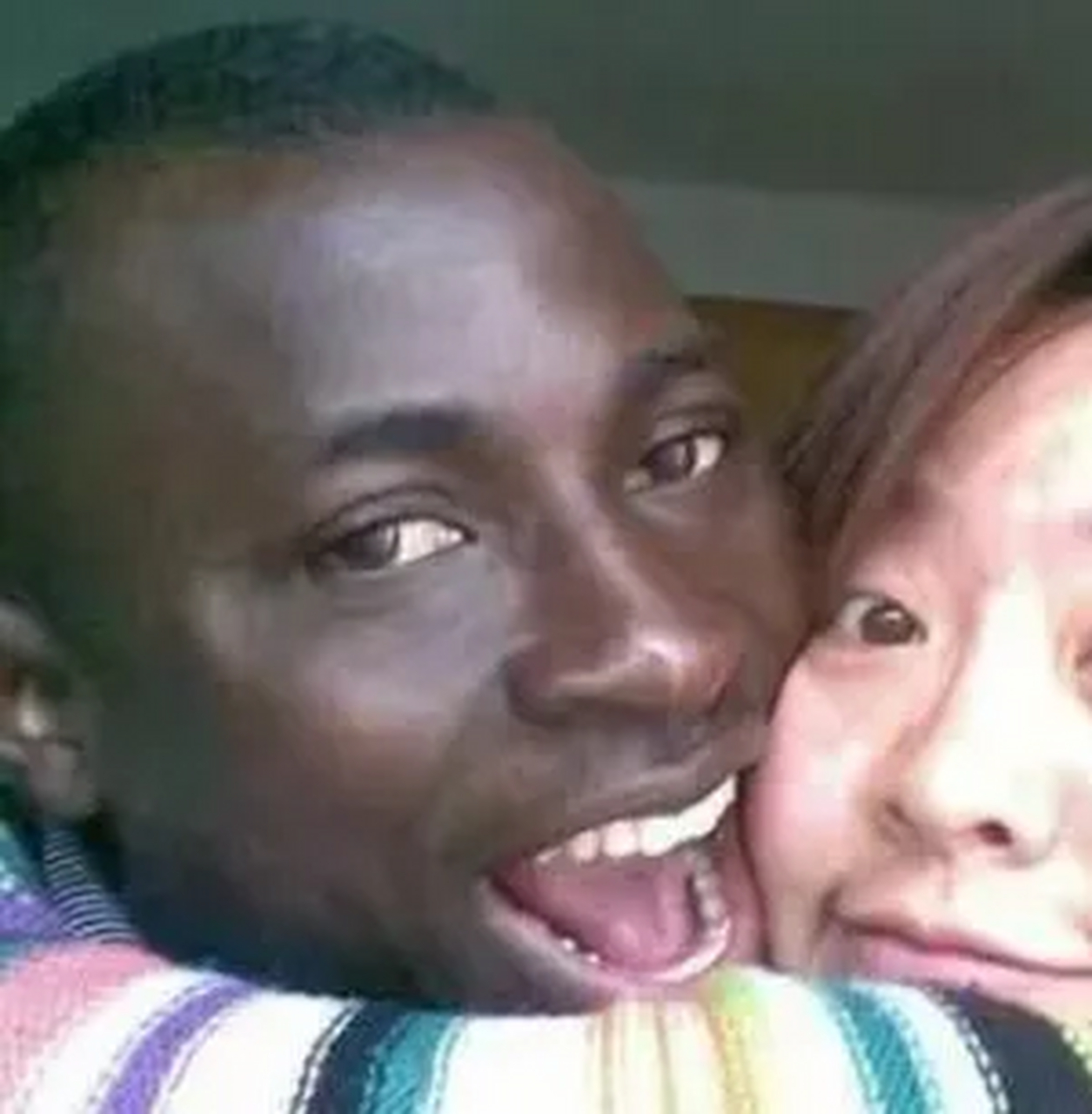 "他感染艾滋病了,你有没有和那个黑人留学生交往.