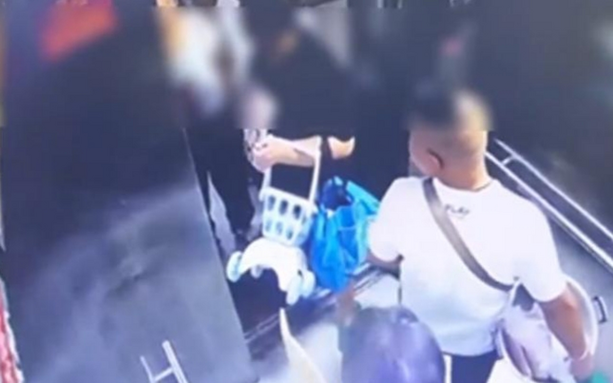 小区梯霸不让邻居乘电梯还打人,双方发生争执后,称自己是黑社会……7