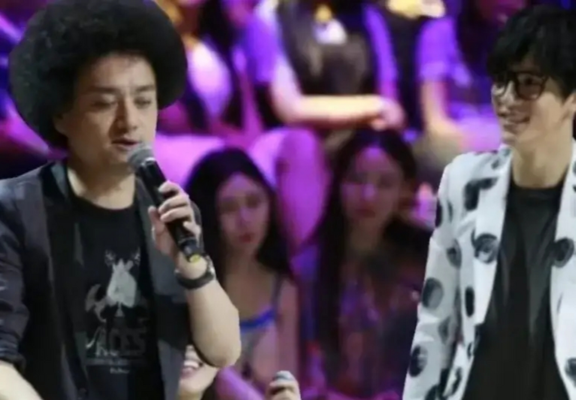 7月28日薛之谦来到赵英俊坟墓前献花 !