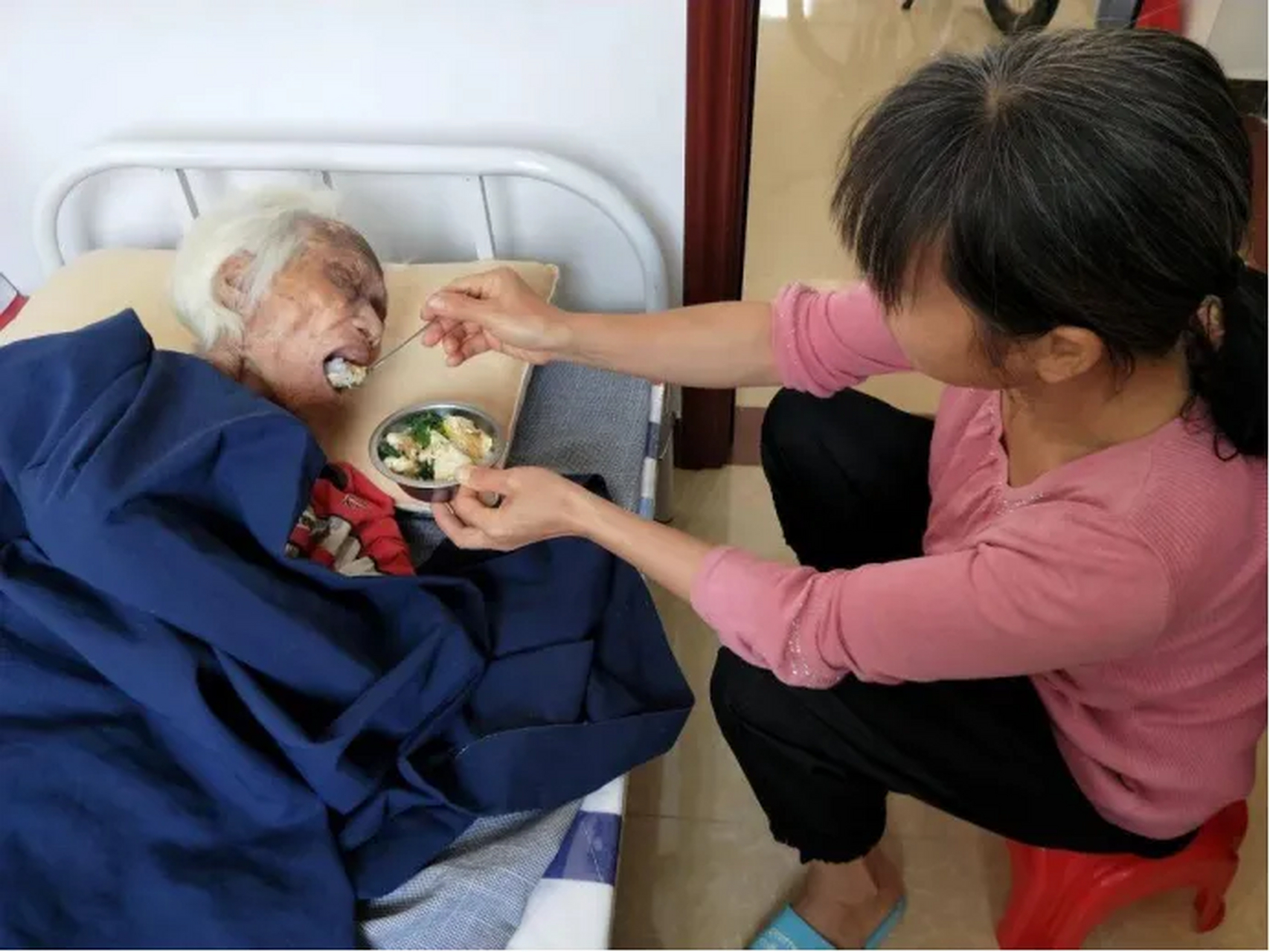 家住农村的68岁妇女龚雪梅,已经一个人照顾瘫痪在床的93岁母亲12年了.