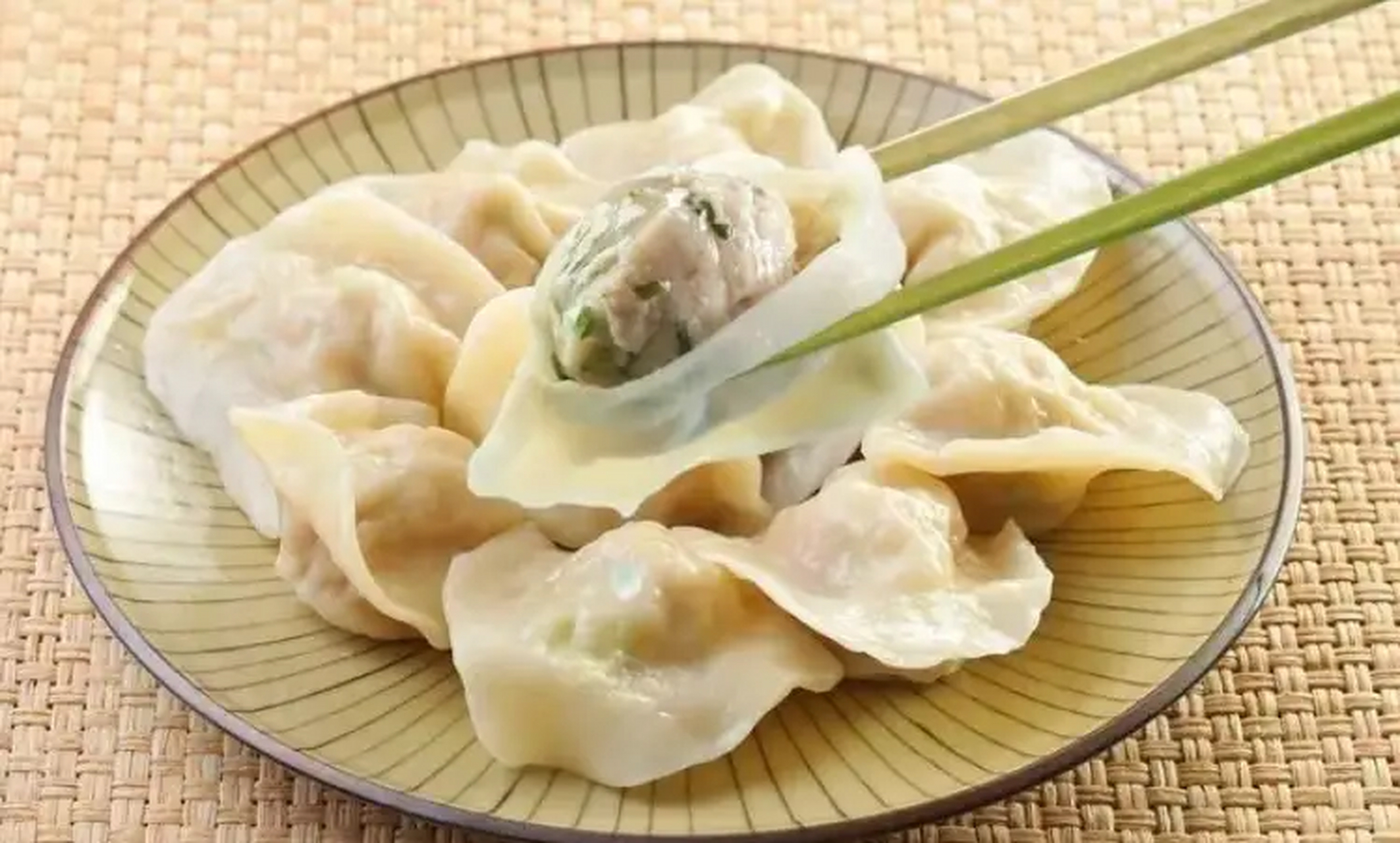 "1993年,内蒙古监狱提审一位已经被关押两年的广东男子,当被问到他所